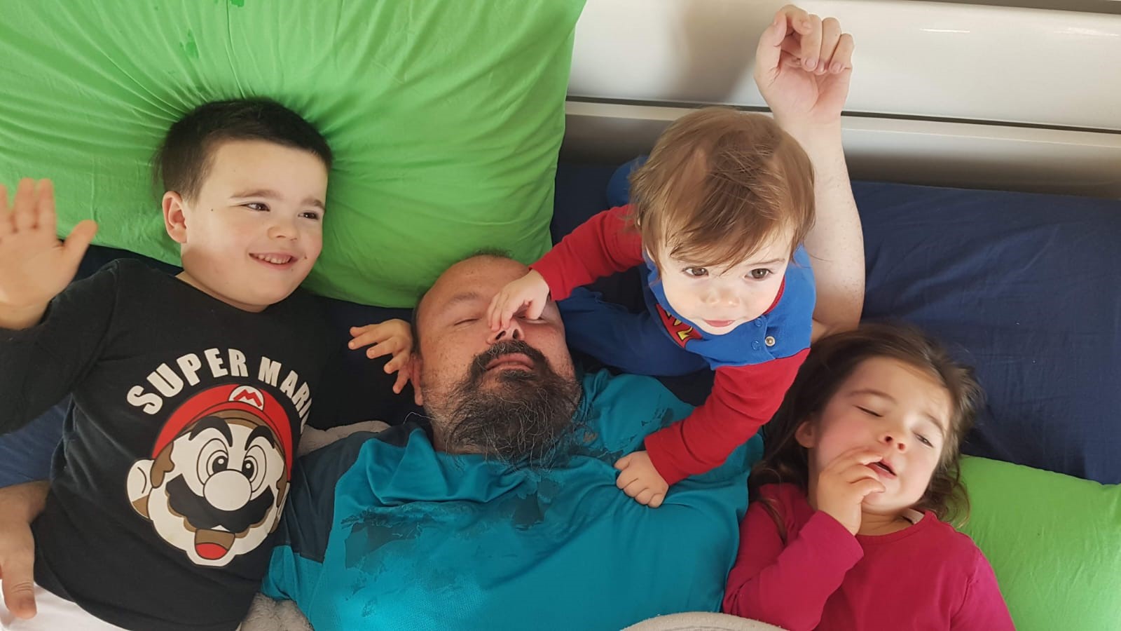 Papà e i primi tre figli nel lettone